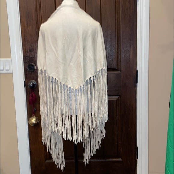 BOHO FRANCESCA’S SHAWL PONCHO WRAP WHITE BEIGE NWT - Picture 14 of 15